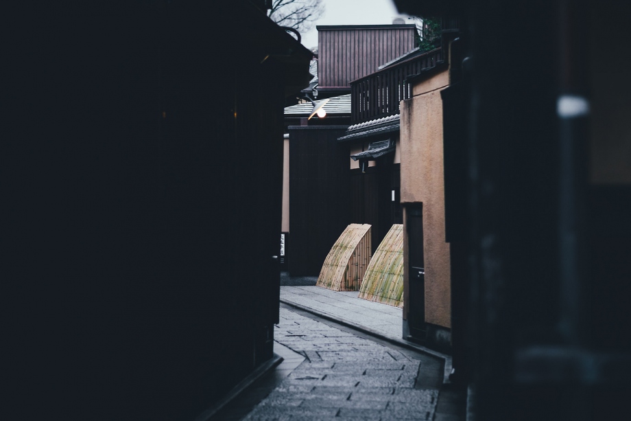 跟随摄影师的镜头悄悄走入无人时的京都