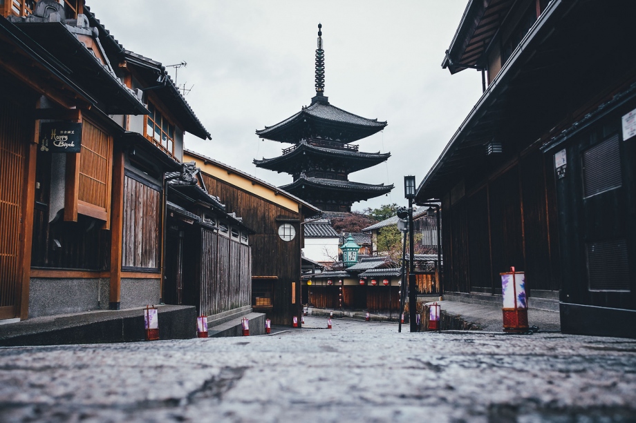 跟随摄影师的镜头悄悄走入无人时的京都
