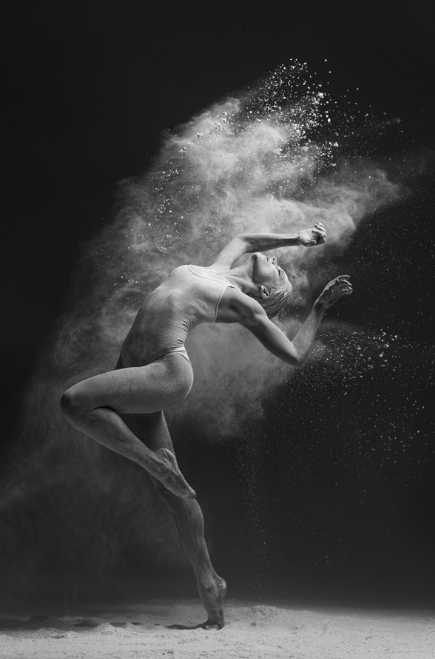 面粉碰撞芭蕾舞演员的激情 黑白色调肖像作品