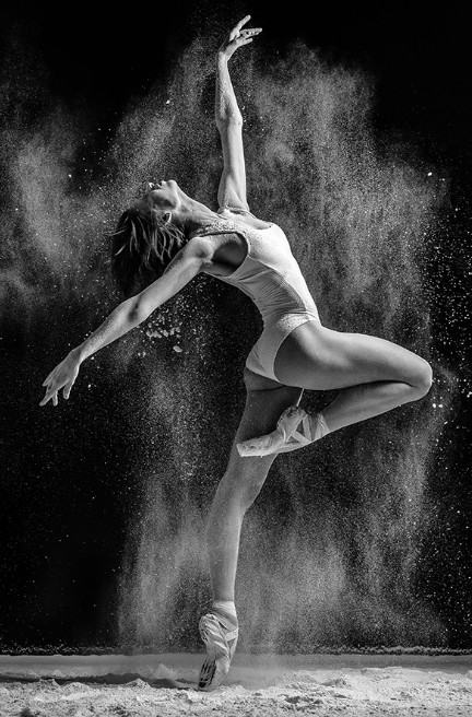 面粉碰撞芭蕾舞演员的激情 黑白色调肖像作品