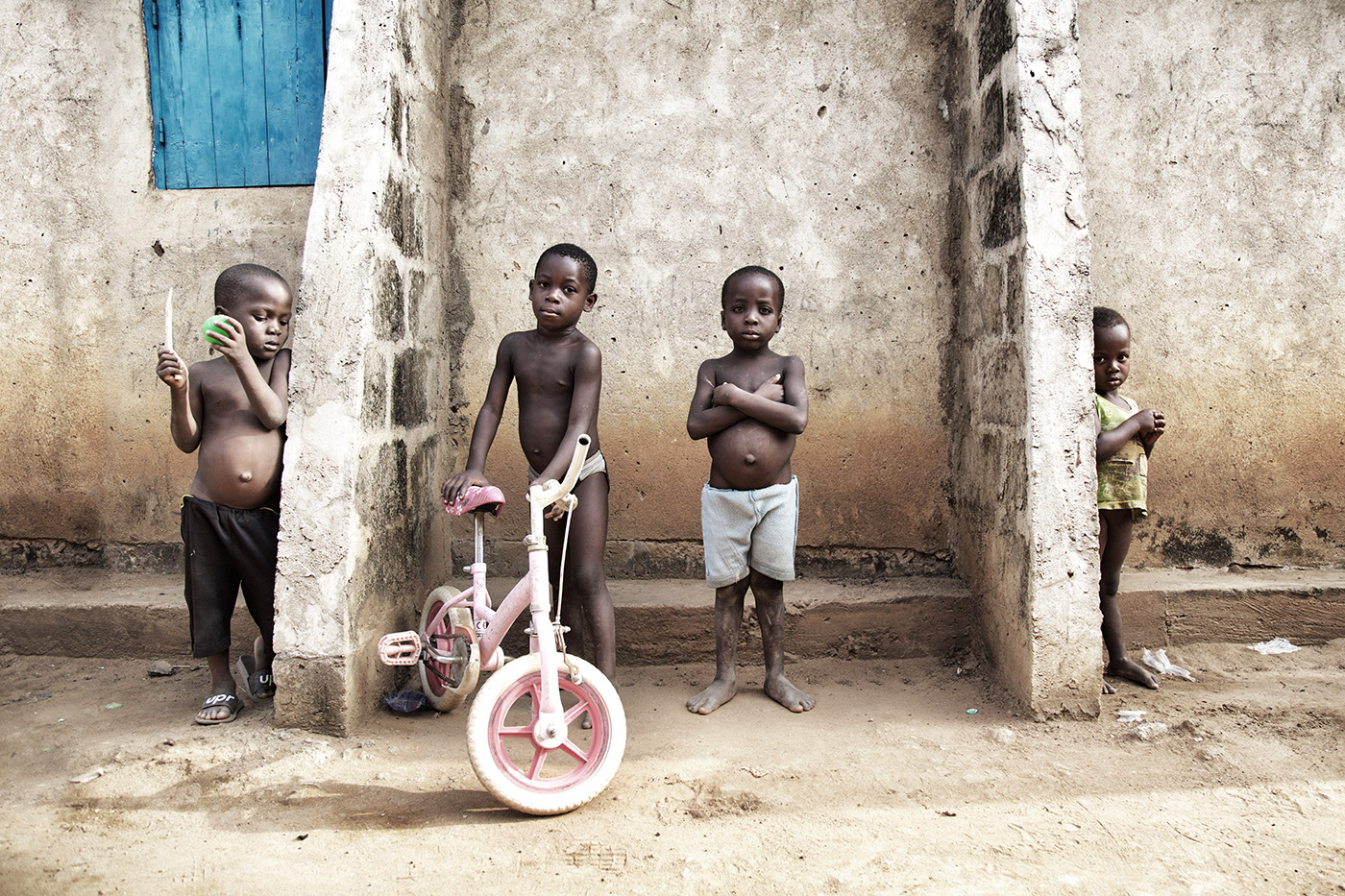 走入西非原始的国度多哥 与淳朴的儿童们一起玩耍