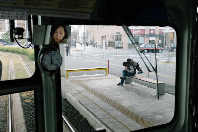 摄影师捕捉东京街头孤独身影 尽显大城市苍白一面
