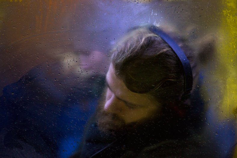 透过布满水雾的公交车窗 窥探疲惫的伦敦人