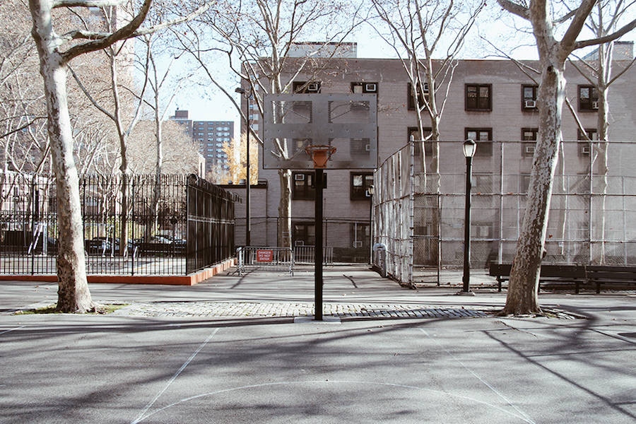 寻街角孤独篮球架 又到了夏天在球场挥汗的季节