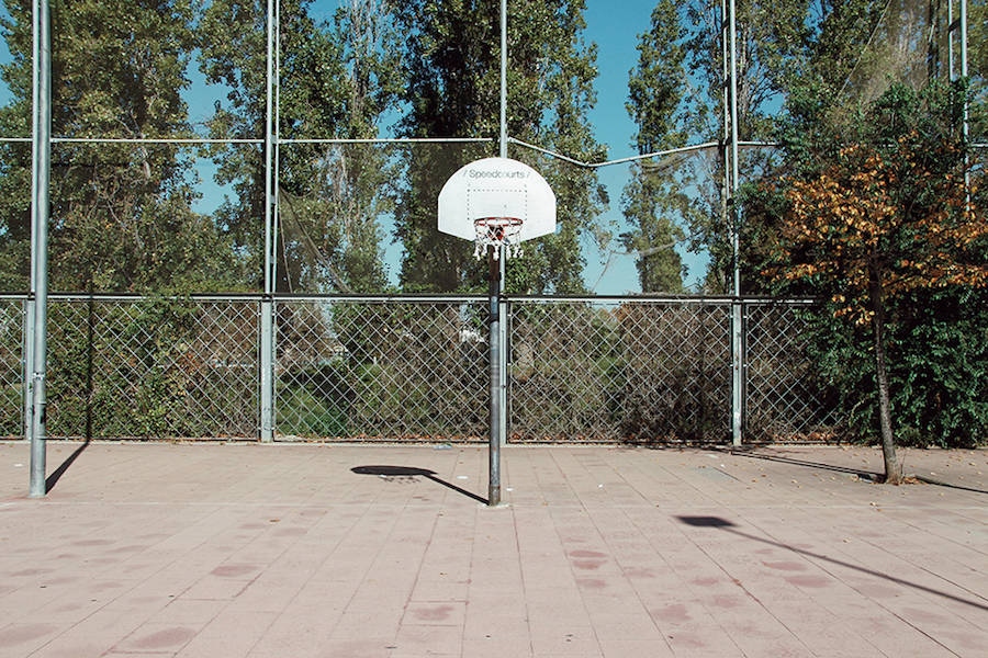 寻街角孤独篮球架 又到了夏天在球场挥汗的季节