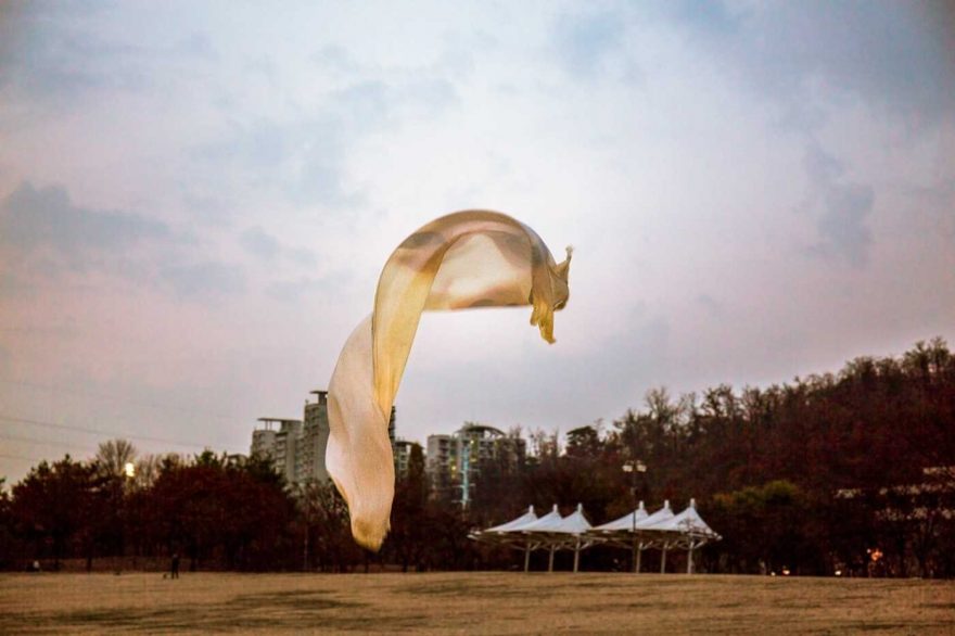 投射在空中的面孔 来自不同空间的相遇