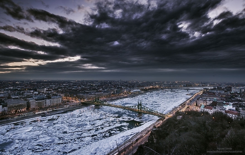 跟随摄影师的脚步感受布达佩斯的冰冻多瑙河