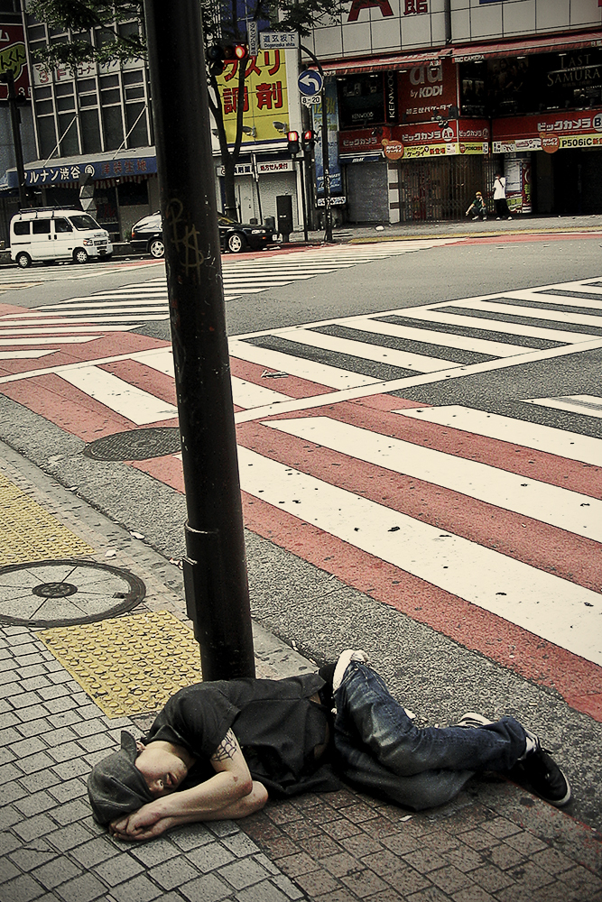 发达背后的疲惫感 日本街头的疲惫仪式