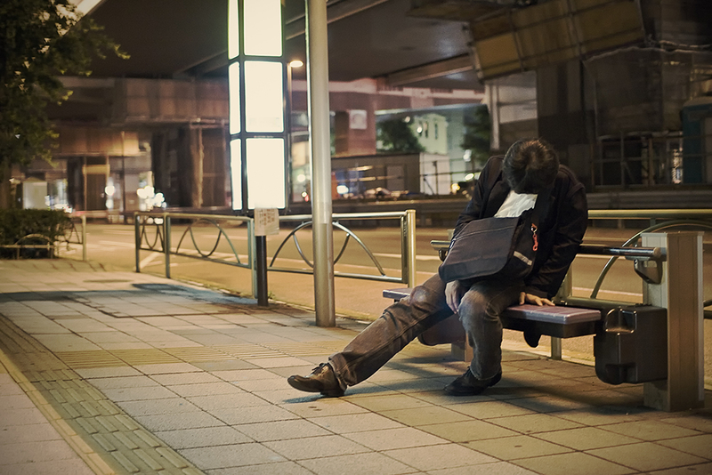 发达背后的疲惫感 日本街头的疲惫仪式