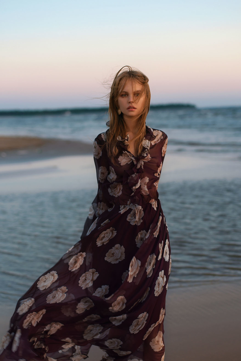 俄罗斯式的性感与美颜 夕阳下的海滩时尚大片