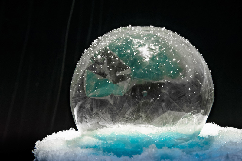 摄影师打造如圣诞挂饰般美丽的冰冻肥皂泡