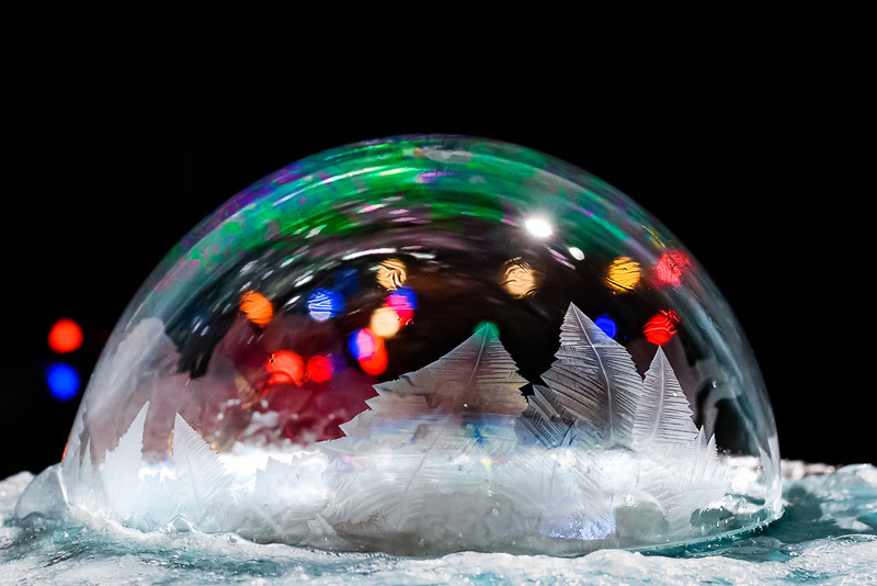 摄影师打造如圣诞挂饰般美丽的冰冻肥皂泡
