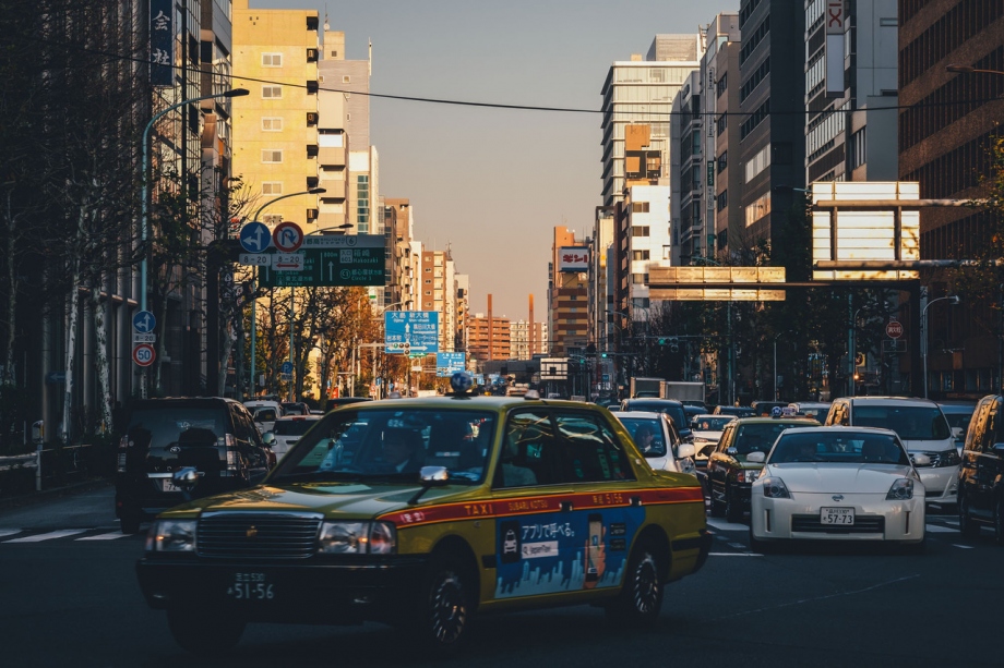 夕阳挥洒在东京街头 行色匆忙风物视觉