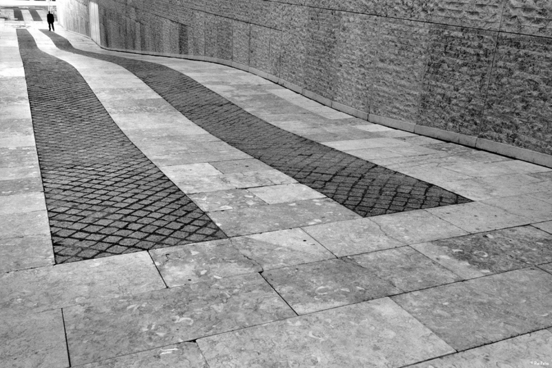 存在于街头的几何美学 黑白影像记录街头趣事