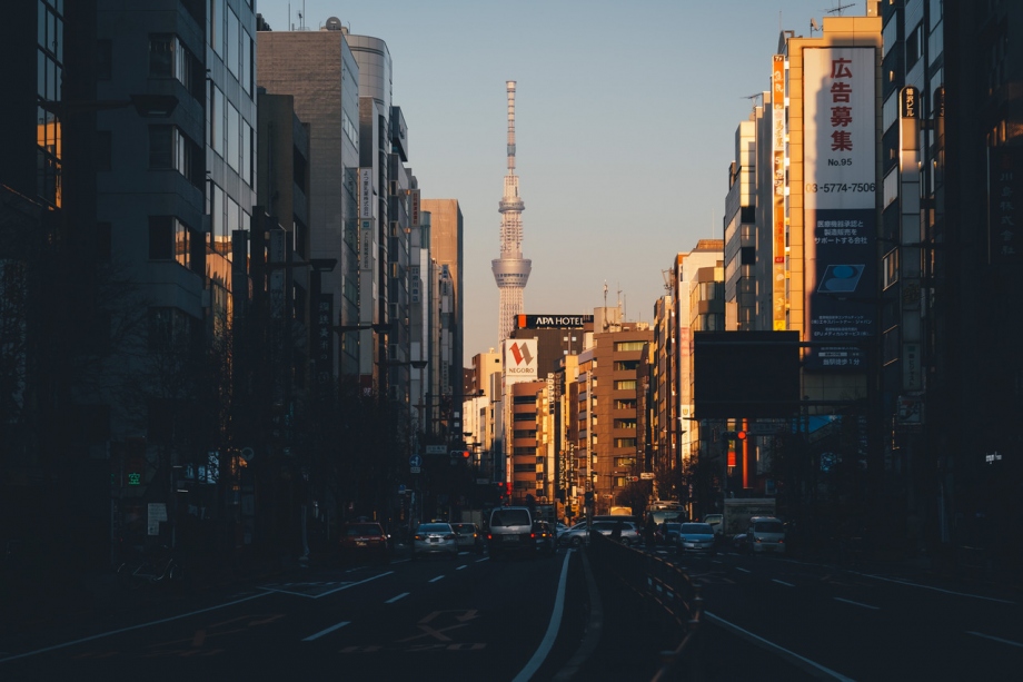 夕阳挥洒在东京街头 行色匆忙风物视觉