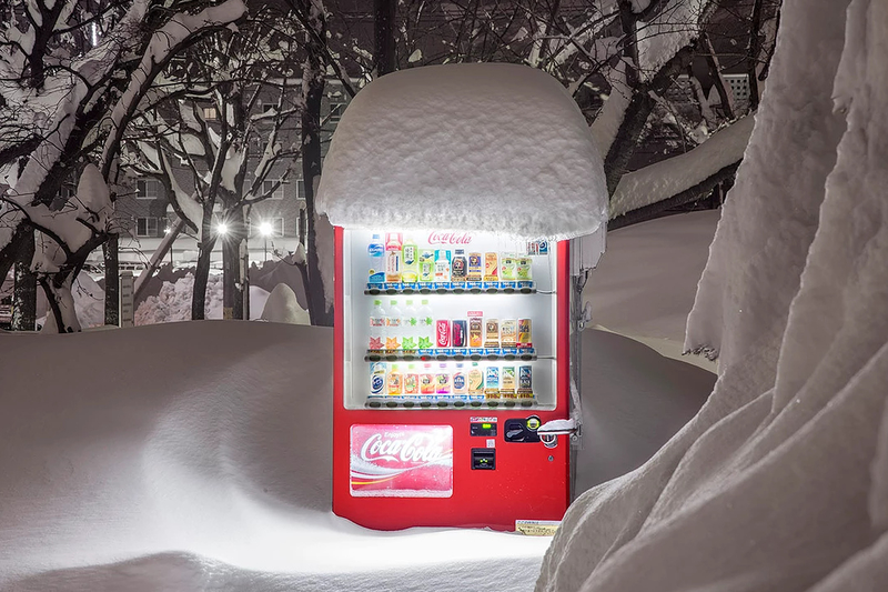 冰雪世界的一抹亮红 风雪中的售货机