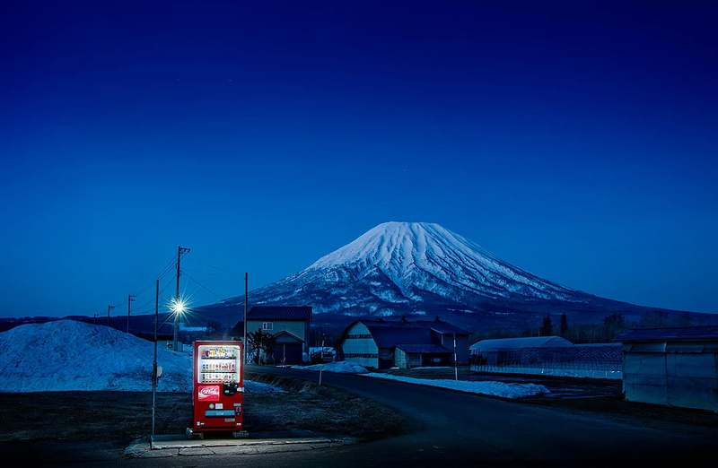 冰雪世界的一抹亮红 风雪中的售货机