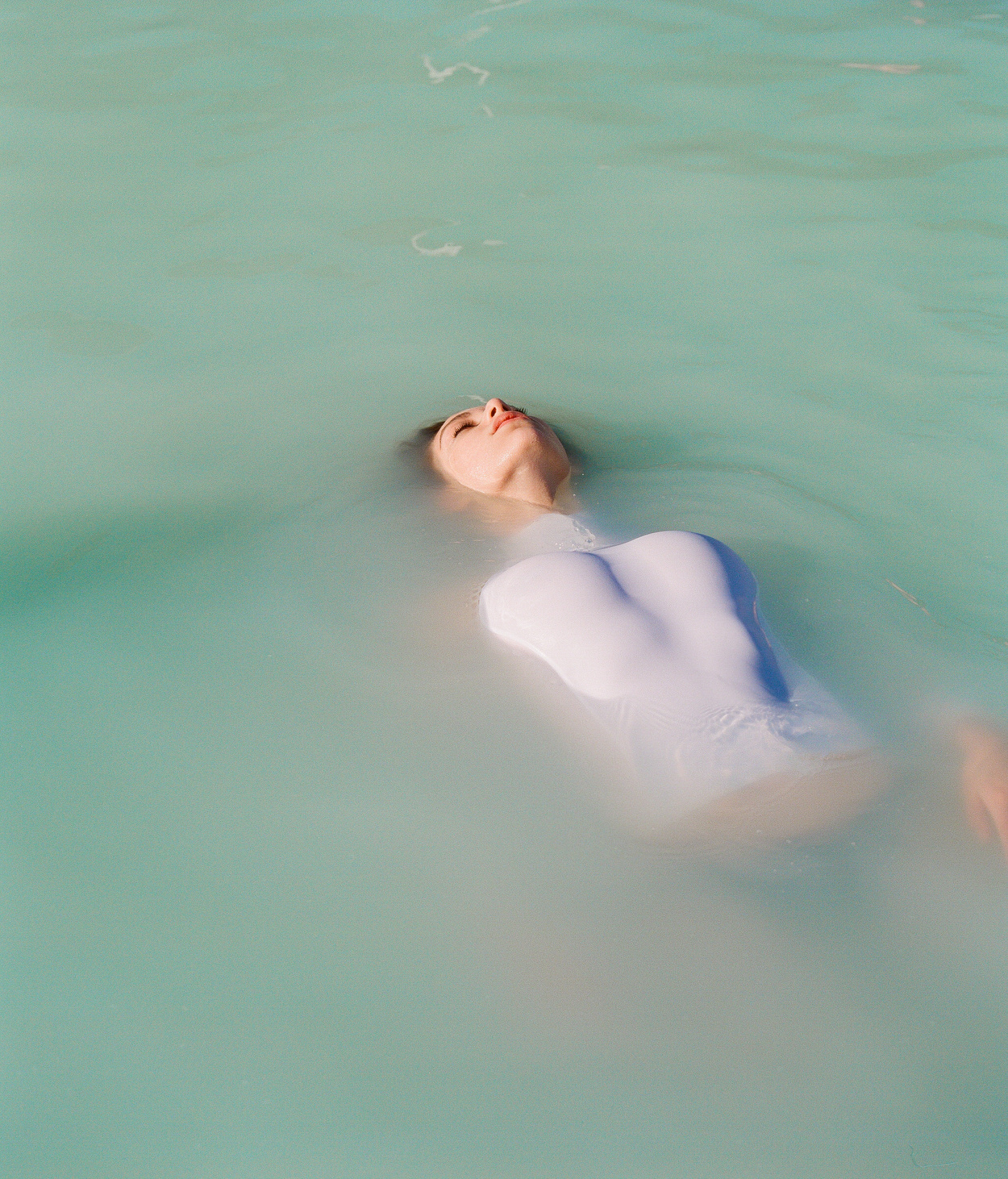 碧蓝海水的唯美女神 极简画面诠释海之清凉