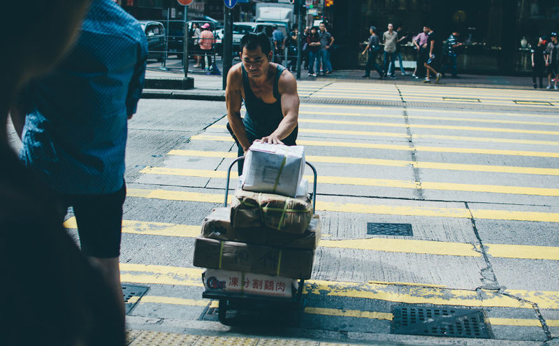 人潮涌动的香港街头 感受高密度人口的城市空间