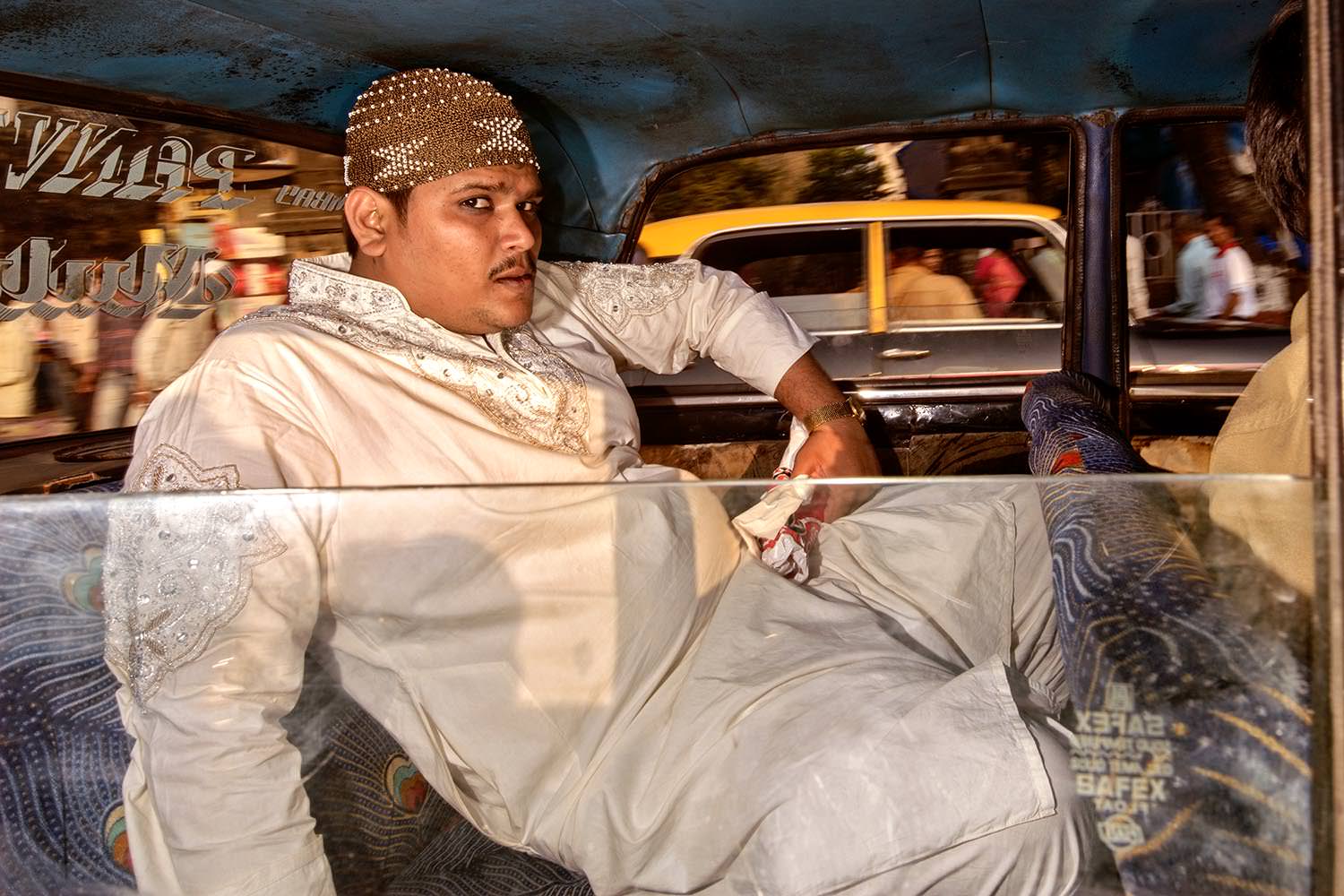 印度孟买的疯狂出租车 镜头下夸张的人物姿态