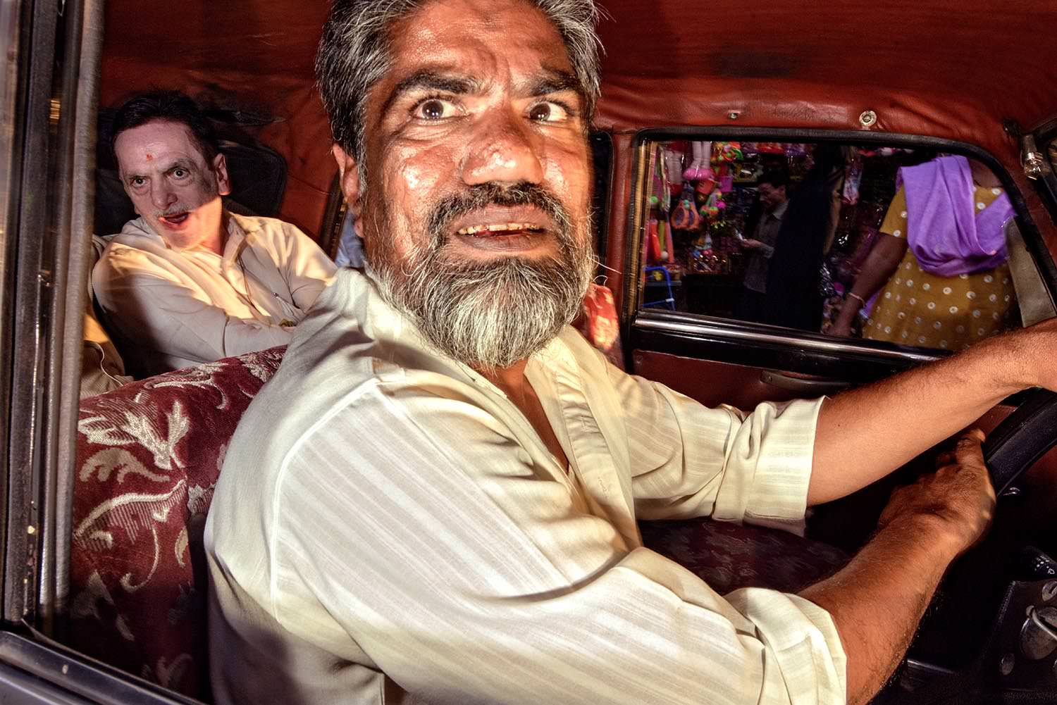 印度孟买的疯狂出租车 镜头下夸张的人物姿态