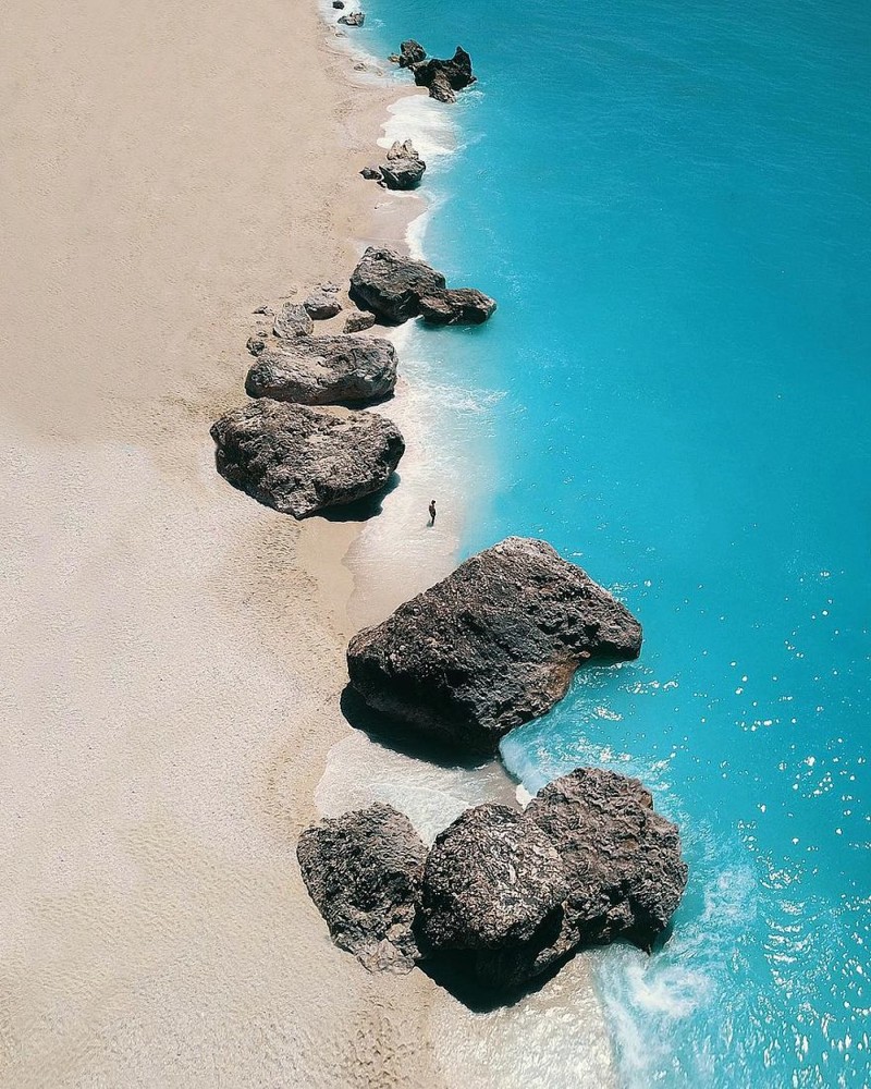 纯色背景下的极简航拍 极致纯净的希腊海岸