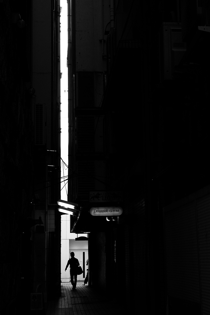 光影下的明度街头 高反差带来粗狂黑白线条