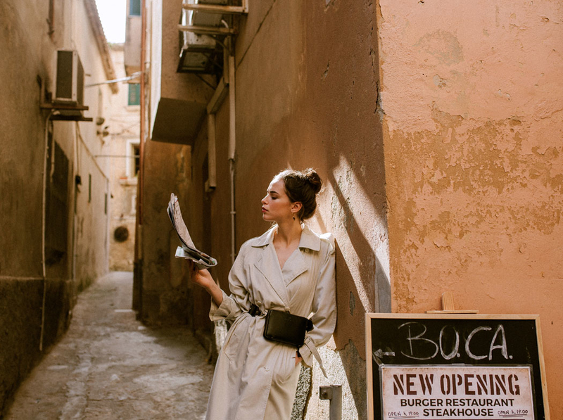 俏丽佳人的迷人微笑 沉浸于西西里岛的幽静小巷