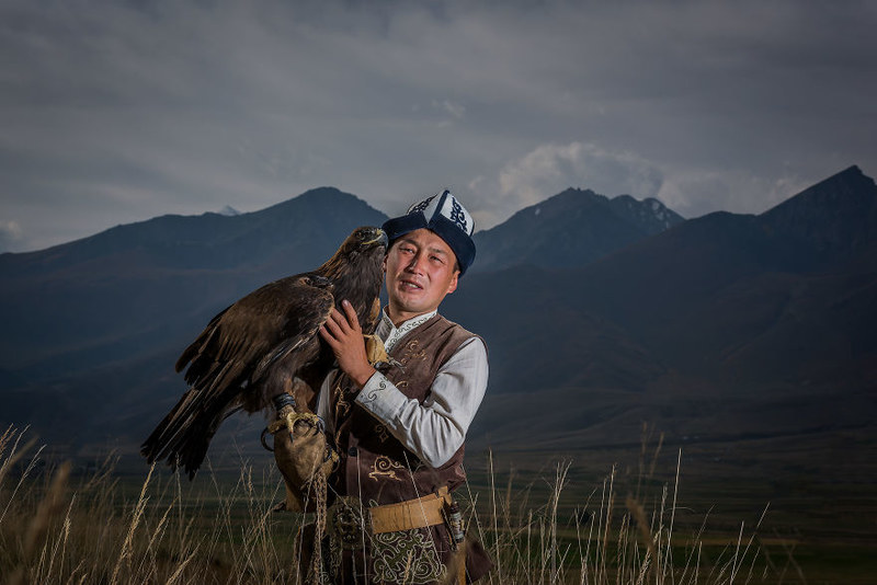 吉尔吉斯坦的驯鹰者 旷野草原中的鸟类之王