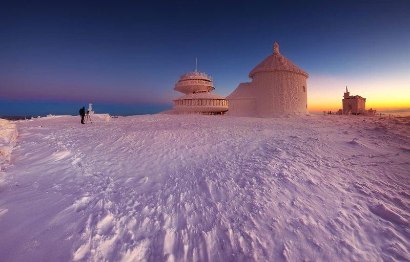 风雪中的魔法世界 波兰山上的雪域奇观