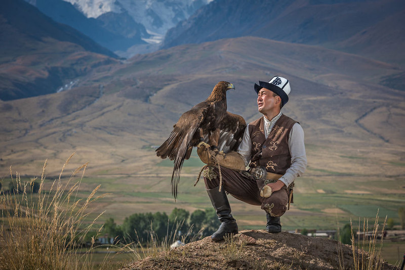 吉尔吉斯坦的驯鹰者 旷野草原中的鸟类之王
