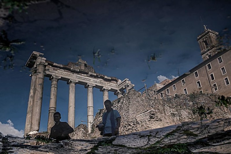 雨后的经典视角 倒影中的罗马古城