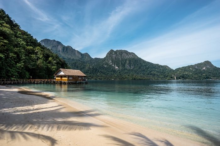 东马鲁古群岛的纯粹夏日 令人窒息的海滨景色