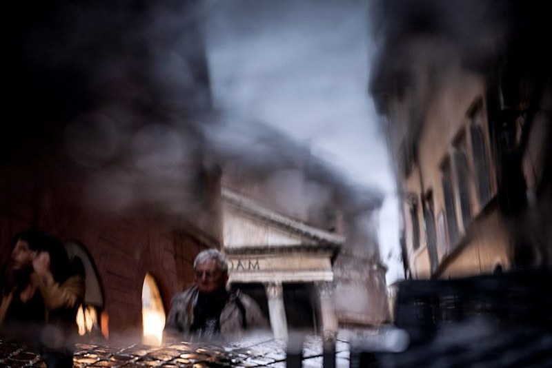 雨后的经典视角 倒影中的罗马古城