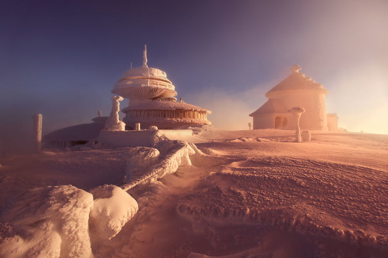 风雪中的魔法世界 波兰山上的雪域奇观