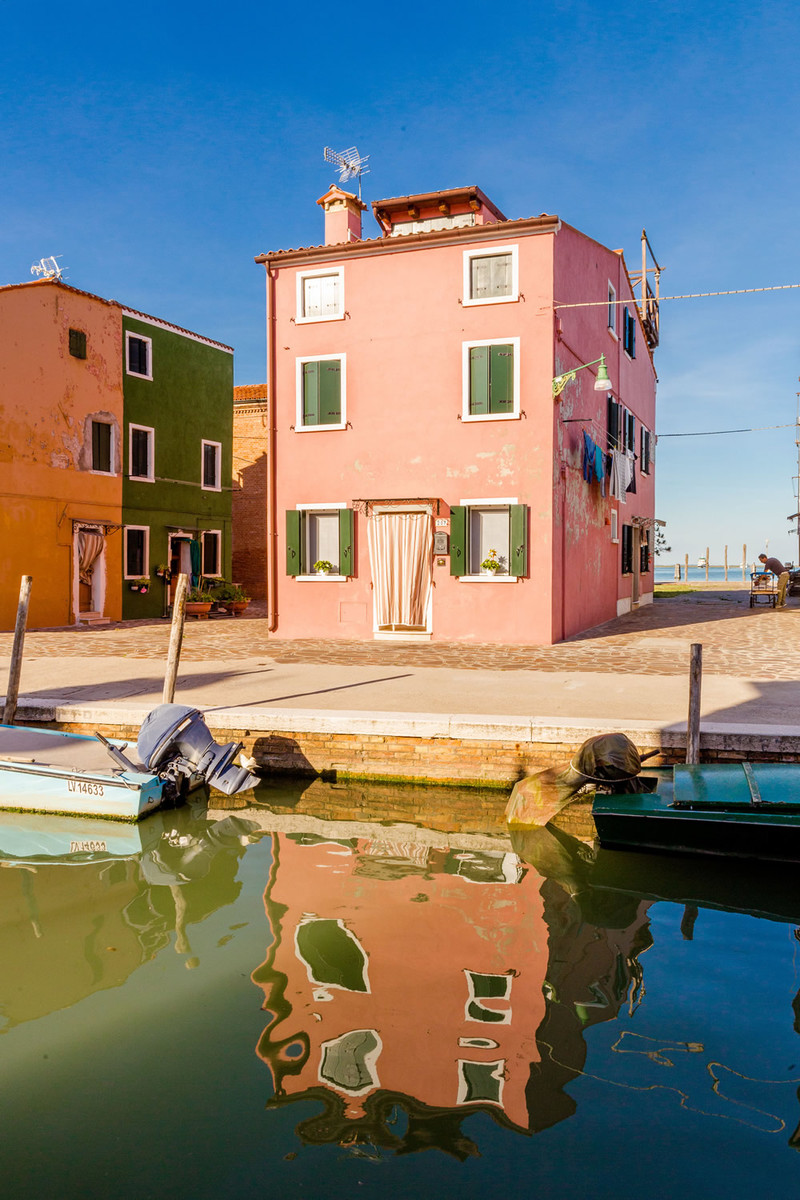 色彩缤纷的水上王国 鲜艳的威尼斯的布拉诺岛