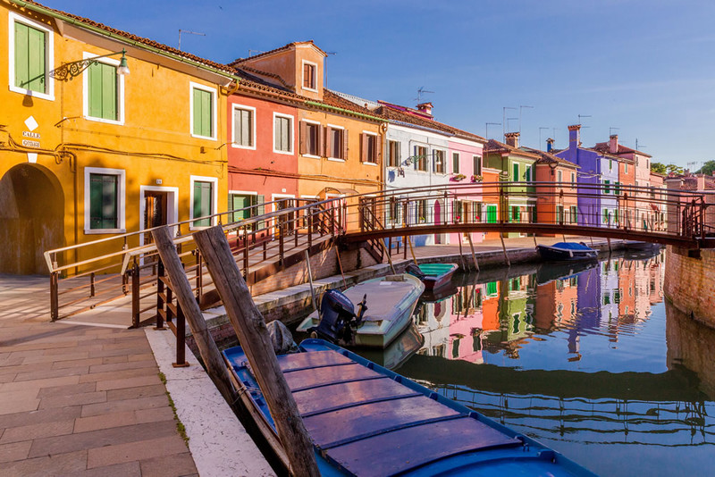 色彩缤纷的水上王国 鲜艳的威尼斯的布拉诺岛