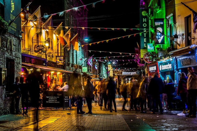 夜晚街头的灯红酒绿 爱尔兰的酒吧文化