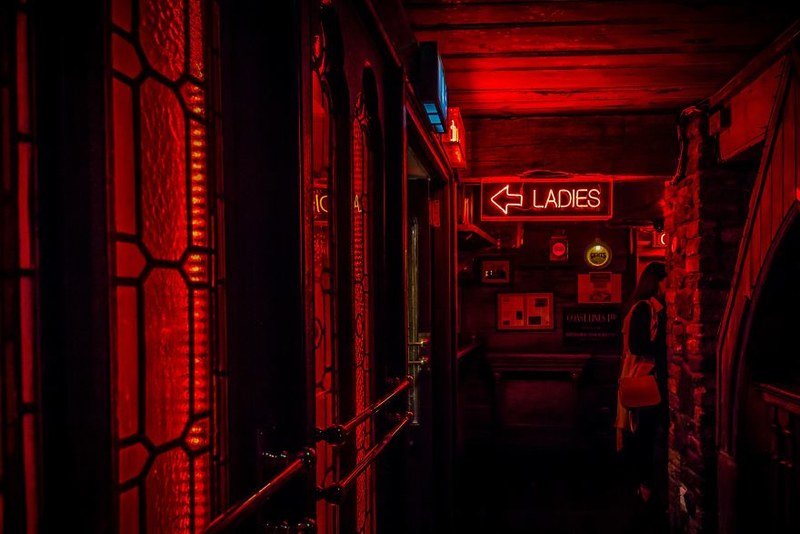 夜晚街头的灯红酒绿 爱尔兰的酒吧文化