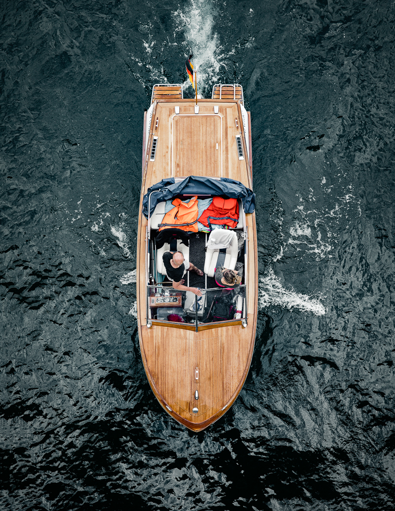 泛舟于水上的闲暇 俯拍河道船只肖像