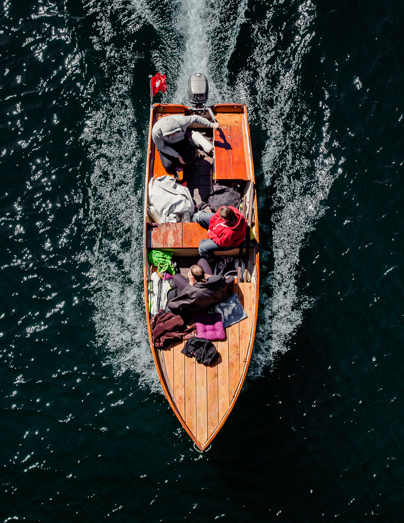 泛舟于水上的闲暇 俯拍河道船只肖像
