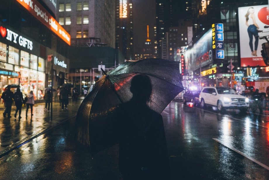 雨中纽约的梦幻色彩 嗅探街头的五光十色