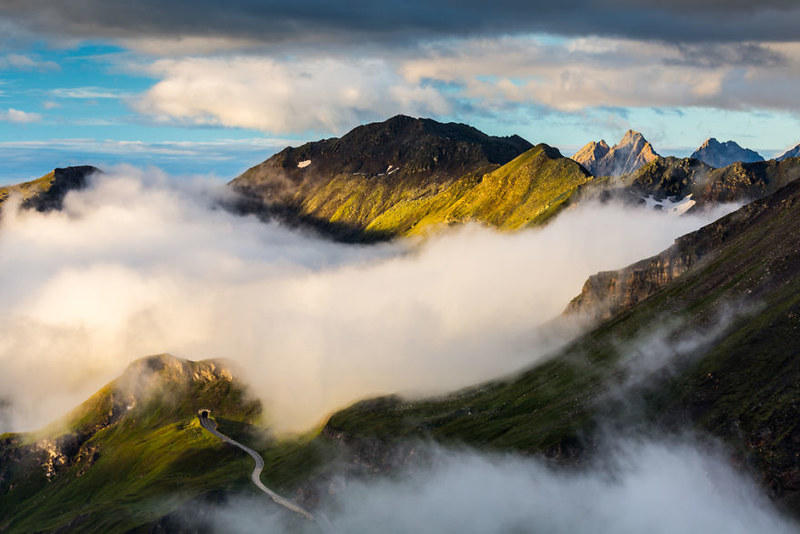 穿行在山间云雾之中 穿行在阿尔卑斯山公路