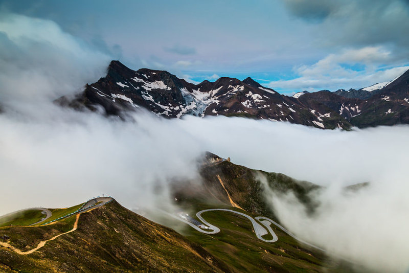 穿行在山间云雾之中 穿行在阿尔卑斯山公路