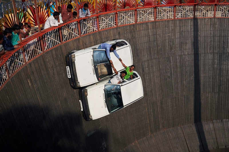  在“死亡之井” 中飞驰 不顾危险的印度特技车手