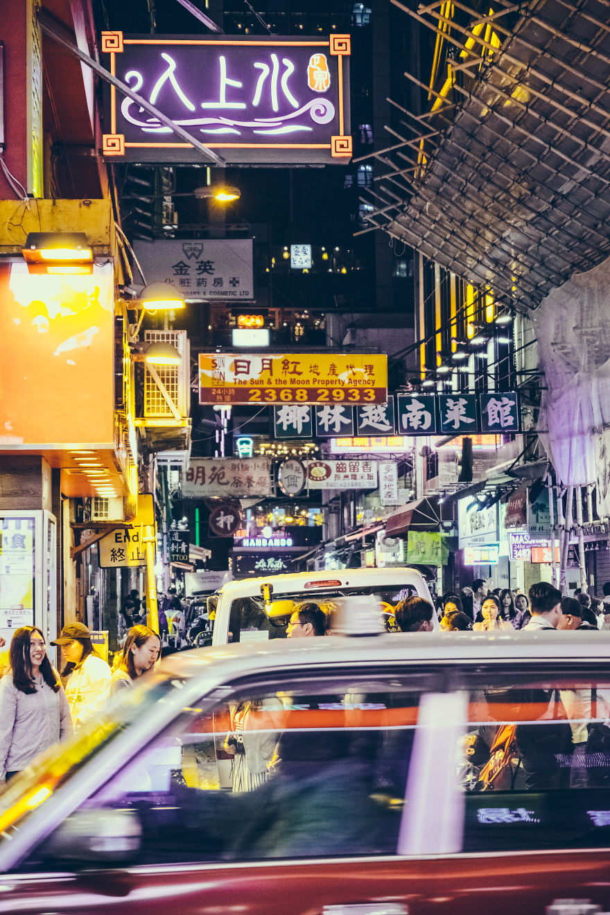 形形色色的繁华街头 对比浓厚的香港街头