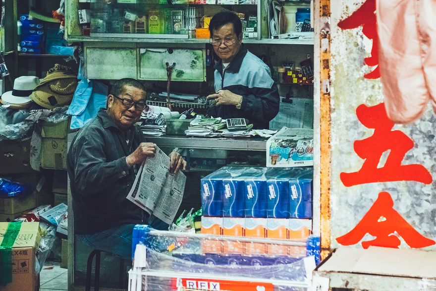 形形色色的繁华街头 对比浓厚的香港街头