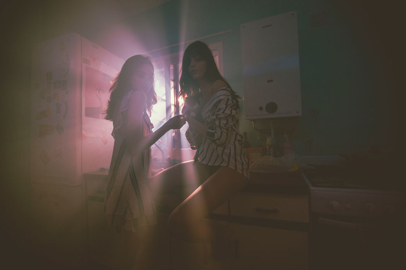 曼妙光影下的性感姐妹 用光线塑造完美画面