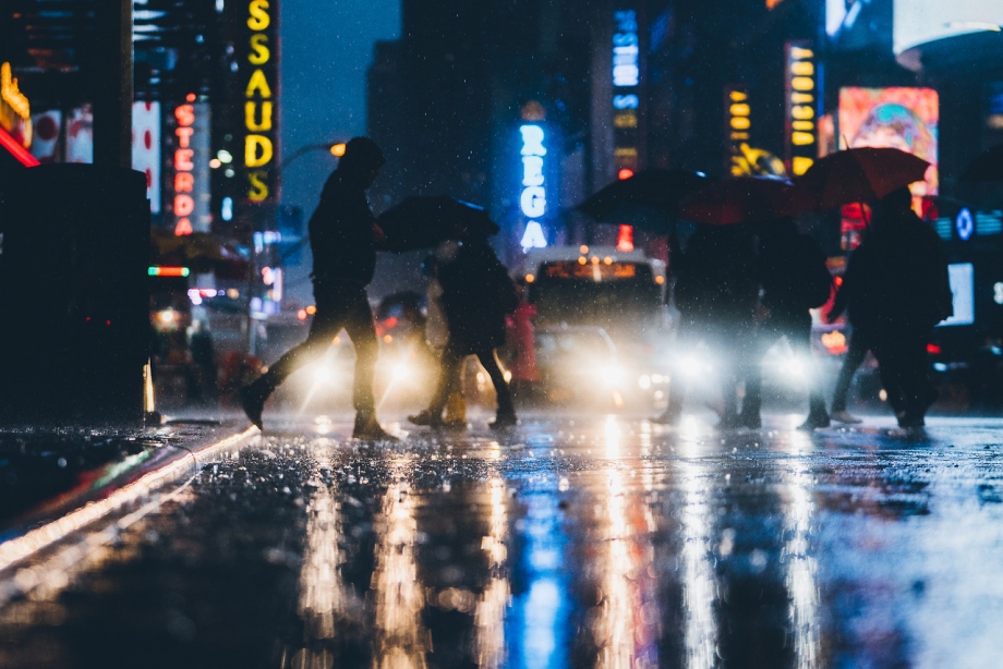 雨中纽约的梦幻色彩 嗅探街头的五光十色