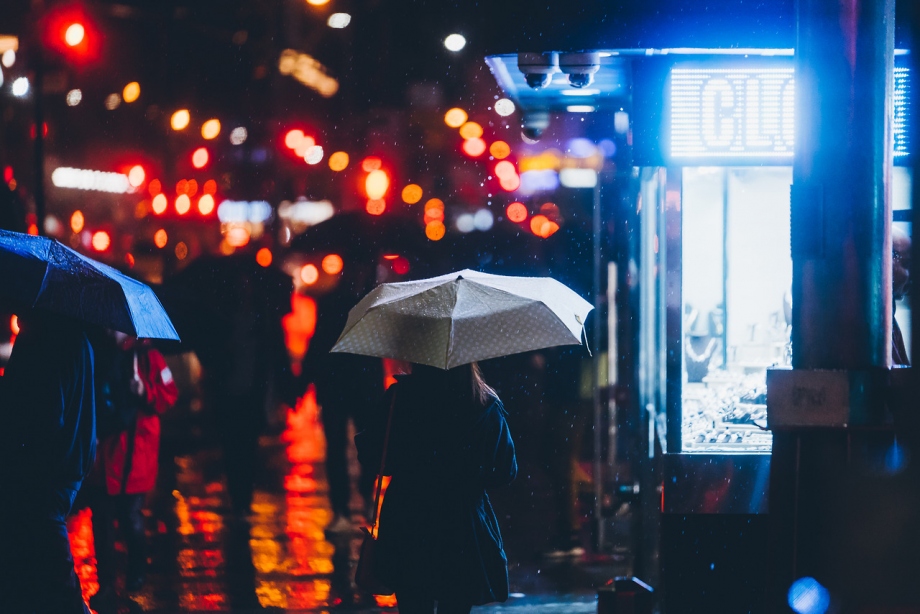 雨中纽约的梦幻色彩 嗅探街头的五光十色